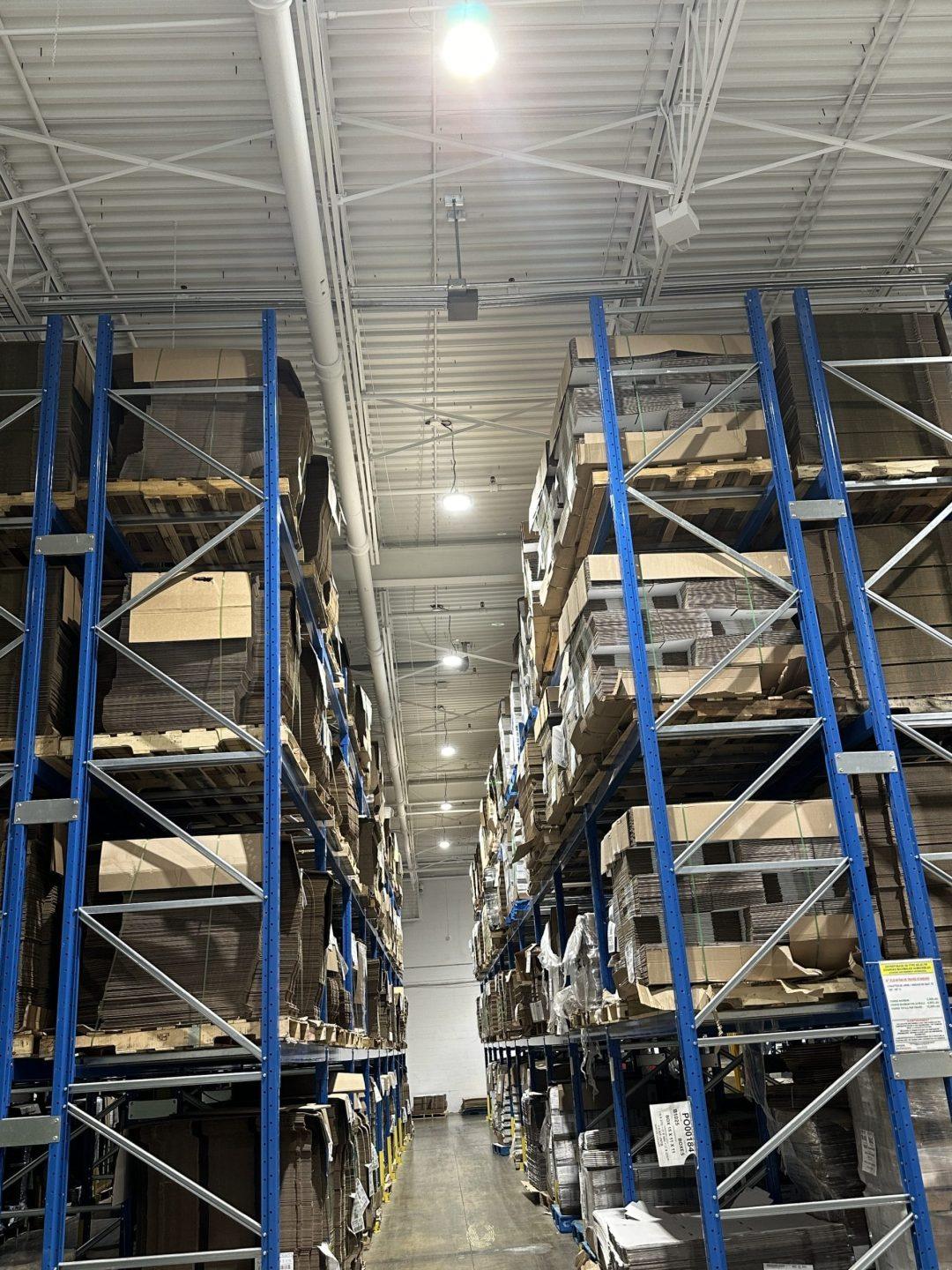 LED HIGHBAY LIGHT Hanging Warehouse 1