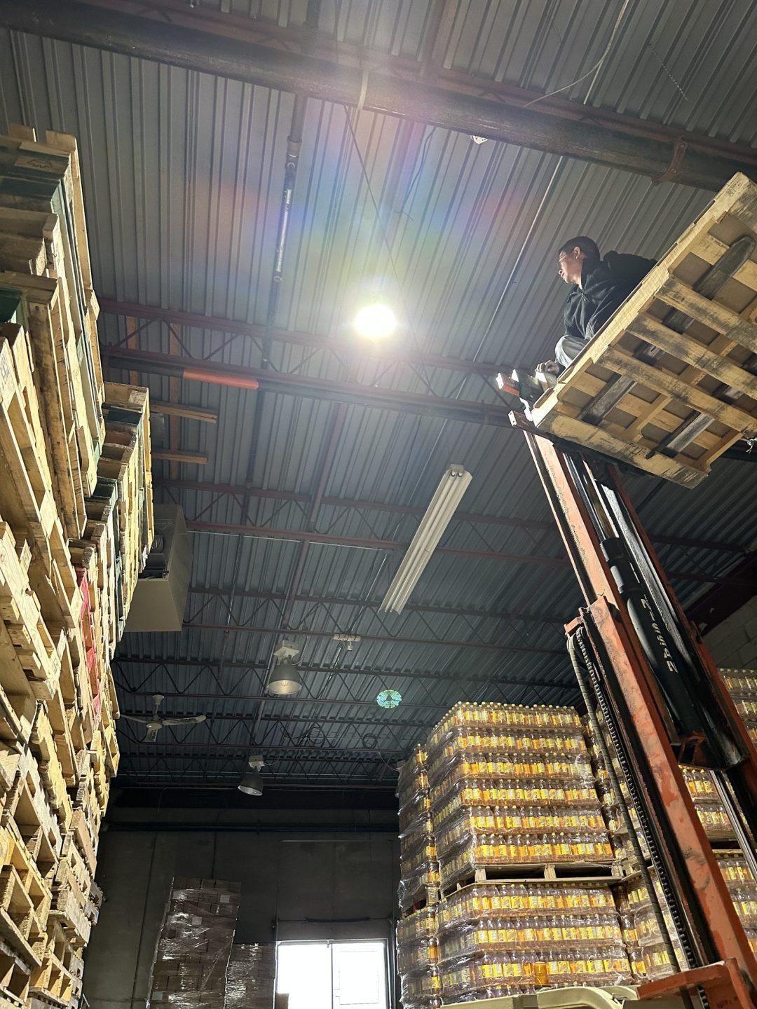 LED HIGHBAY LIGHT Hanging Warehouse
